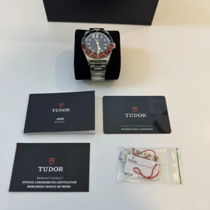 Montre Tudor Black Bay 58 GMT 39 mm – Modèle 2025 « Coca-Cola » noir & rouge – Réf. 7939G1A0NRU – Coffret & carte