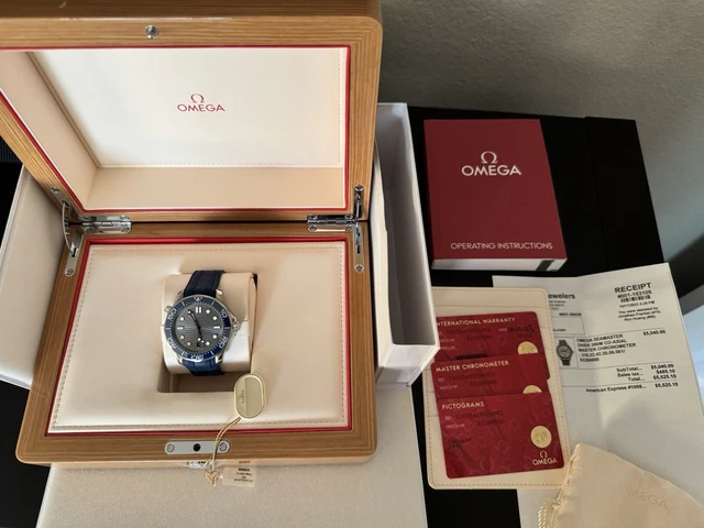 Omega-Seamaster-Diver-300-42mm-Ceramic-Grey-Blue-4