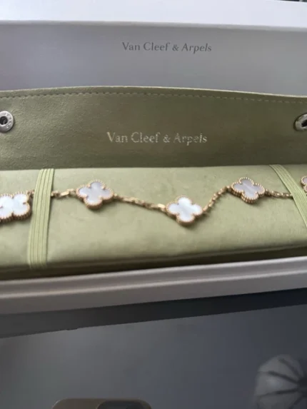 Bracelet Van Cleef & Arpels Vintage Alhambra 5 motifs en nacre blanche, or jaune 18 carats, taille 19 cm